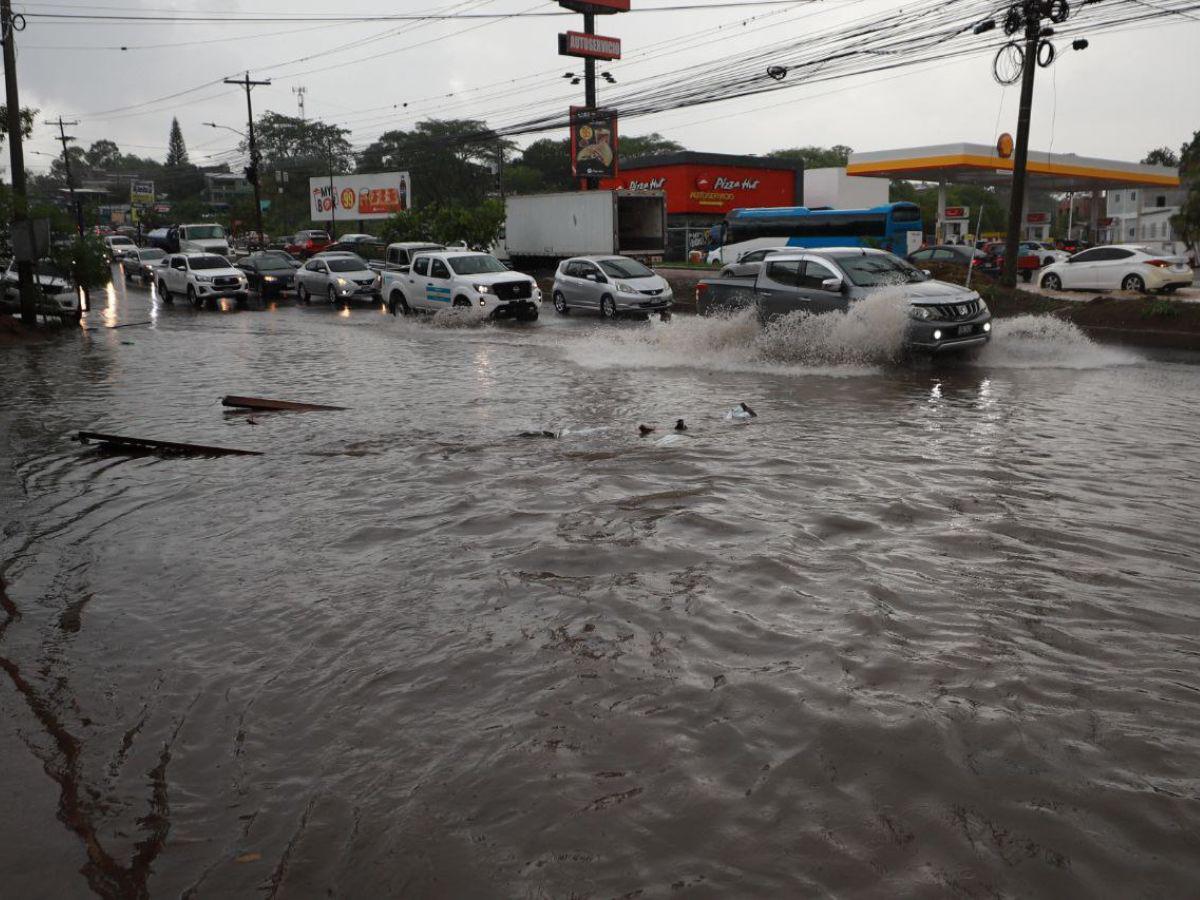 Lluvias dejan inundaciones, daños y caos vehicular en el Distrito Central
