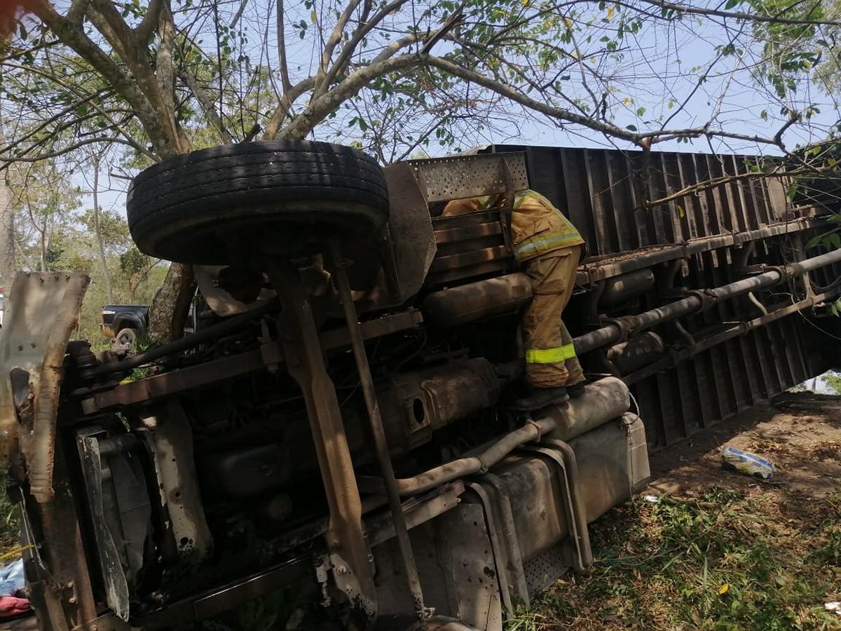 Rescatan cadáver de un hombre tras accidente de camión en Atlántida