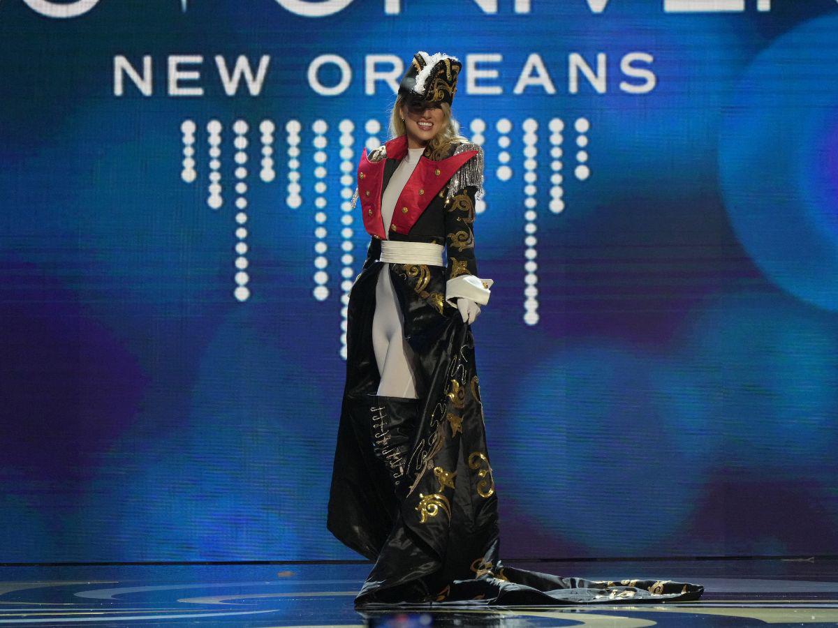 Su esperado traje típico estuvo inspirado en el general Francisco Morazán. Con una sobrefalda estilo capa, botas hasta la rodilla y un sombrero en punta, la hondureña encantó.