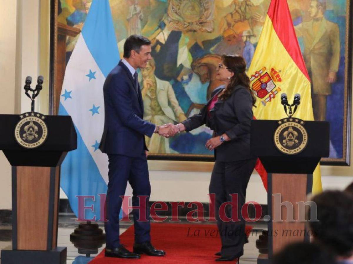 Ambos dieron un discurso en el Salón Morazán.