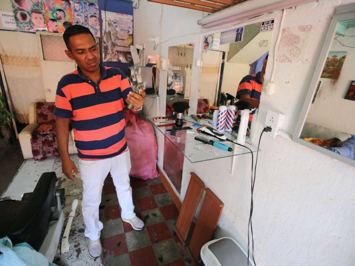 Muchas barberías explicaron que están en una situación complicada. EL HERALDO fue testigo de la crisis energética en esta zona.