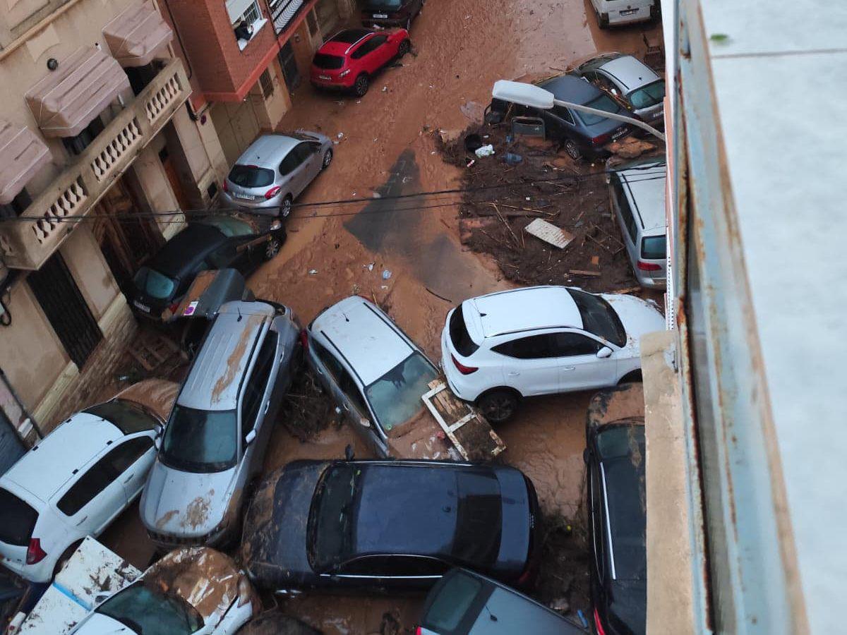 Decenas de muertos, carros flotando y personas desaparecidas: desastres tras inundaciones en Valencia