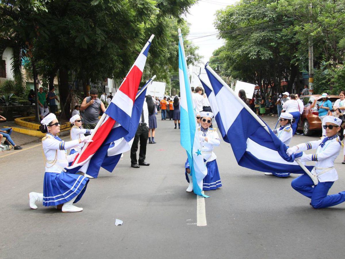 Con llamativos trajes, niños y niñas deslumbran en los desfiles en Comayagüela