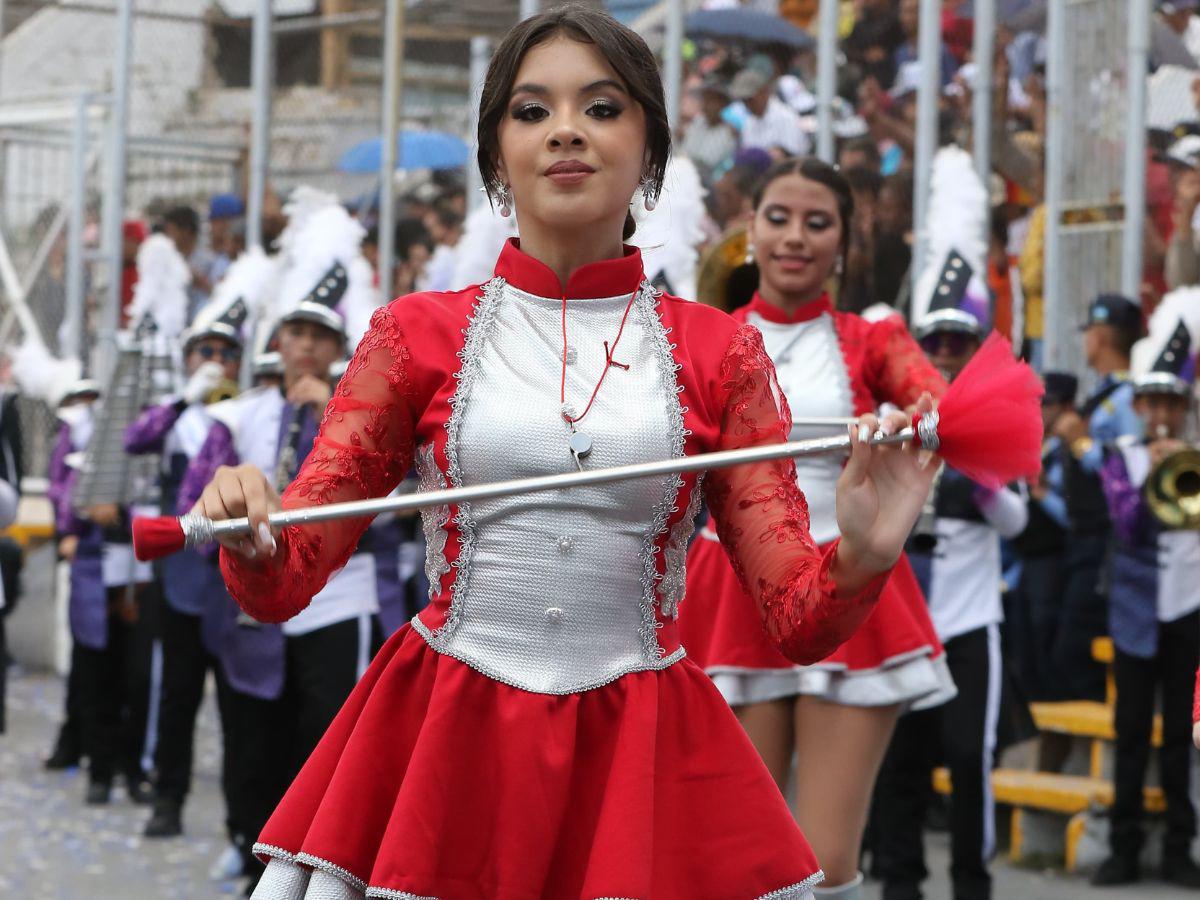 Mía Flores, palillona del Instituto Santa Mónica que deslumbró en los desfiles