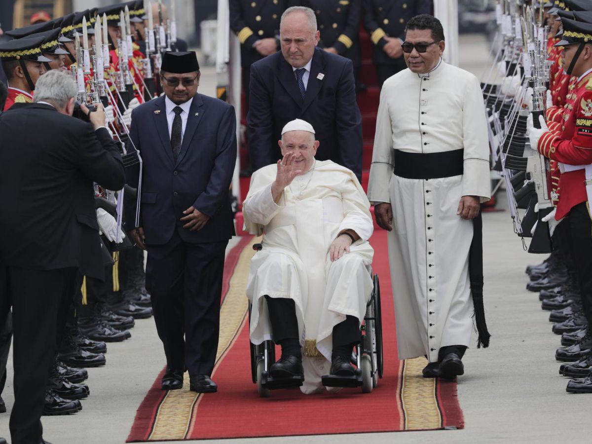 Papa Francisco llega a Indonesia para relanzar lazos con el islam