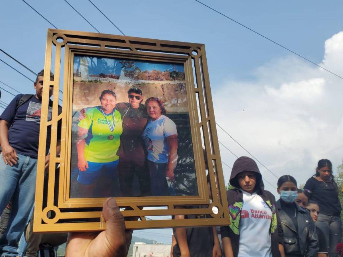 Esta fotografía fue sostenida por su padre al momento de su sepelio.