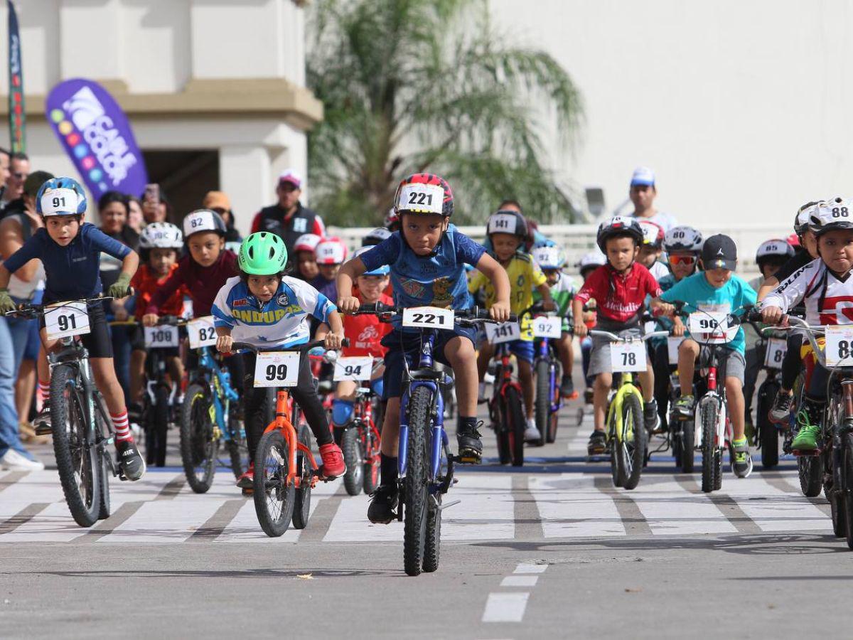 A toda marcha pedalearon niños y niñas en la categoría 5-6 años de la Vuelta Ciclística Infantil