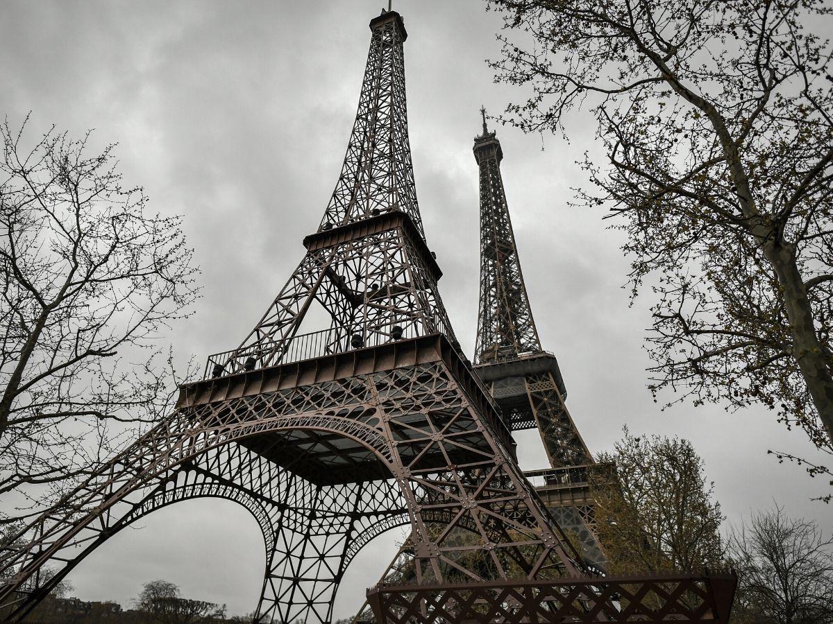 ¿Instalan una segunda torre Eiffel en París?