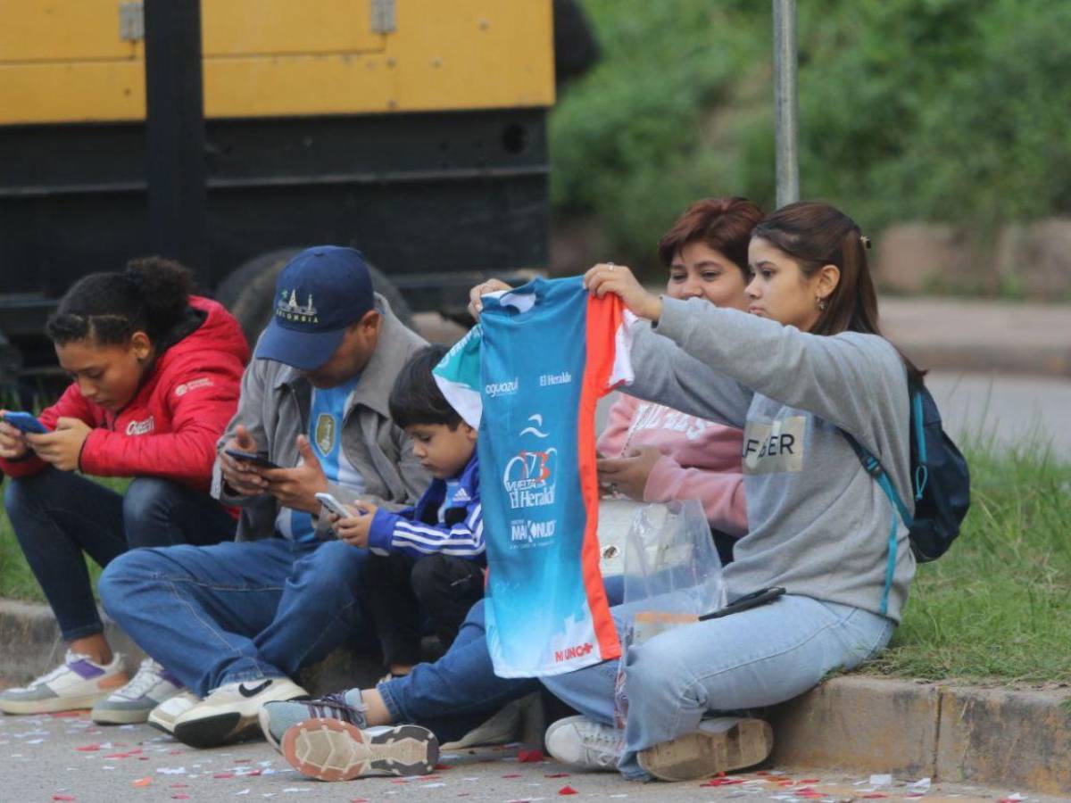 Familias apoyan a ciclistas en la Vuelta Ciclística EL HERALDO 2024