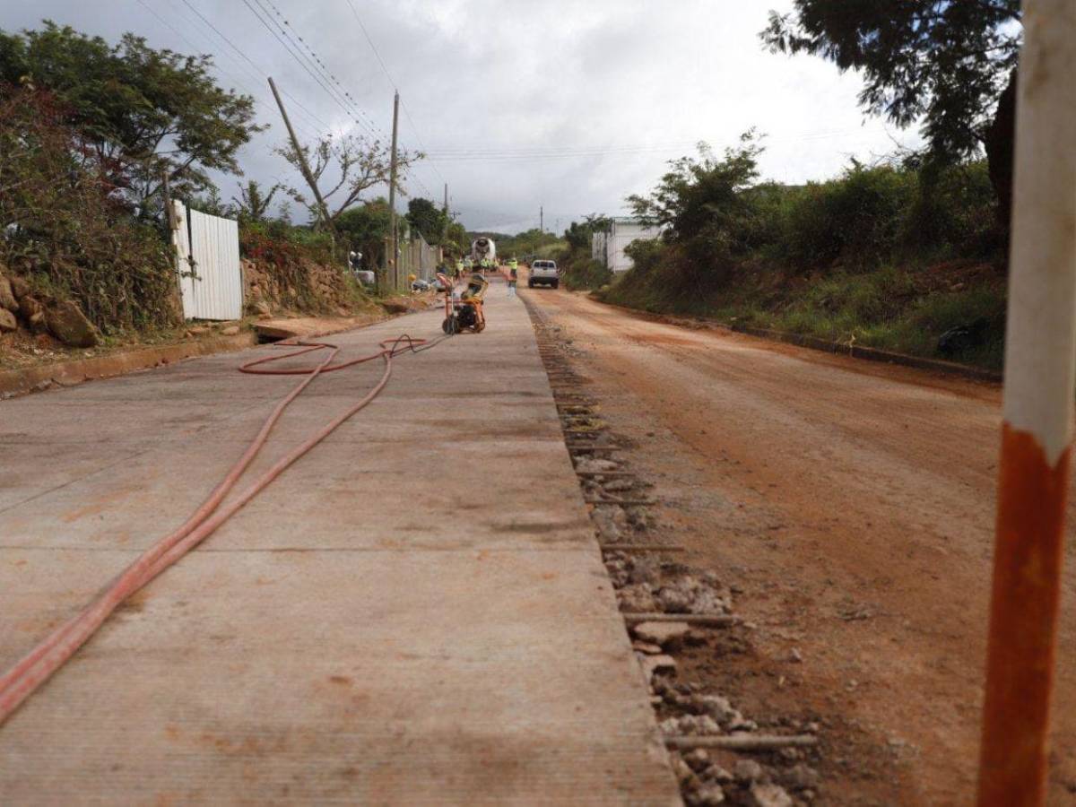 Así avanza la pavimentación de la carretera hacia la aldea de Azacualpa