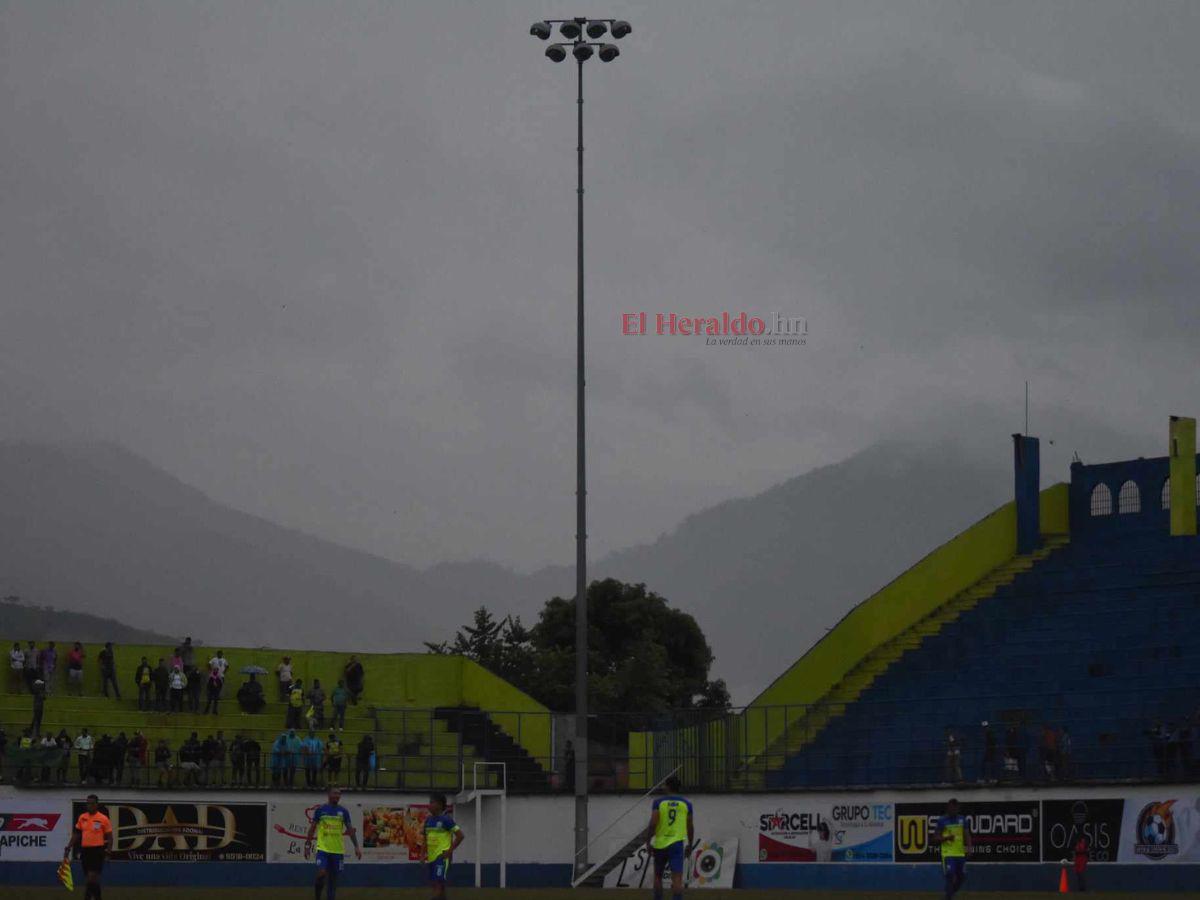 Los dos equipos se se van a los camerinos tras 45 minutos llenos de intensidad.