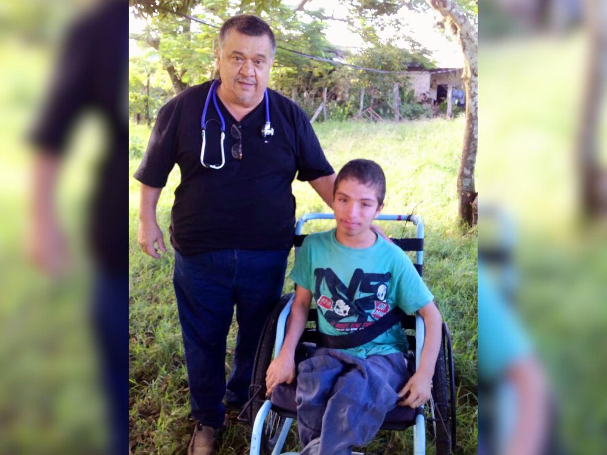 El joven Óscar Osorio recibió una silla de ruedas para calmar su dolor