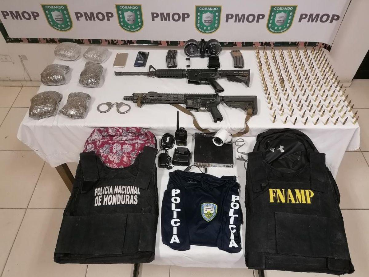 Chalecos de la Policía Nacional y de la antes denominada Fuerza Nacional Antimaras y Pandillas (FNAMP) hoy Dipampco, armas largas, esposas, proyectiles y radios de comunicación son parte de lo decomisado.