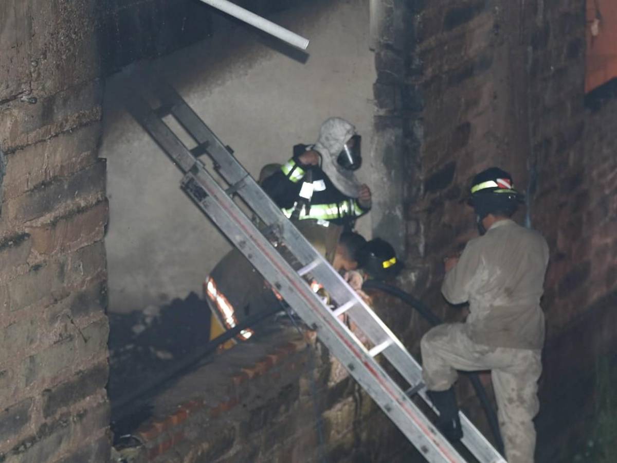 El cansancio entre bomberos tras horas de lucha contra incendio en mercado Las Américas