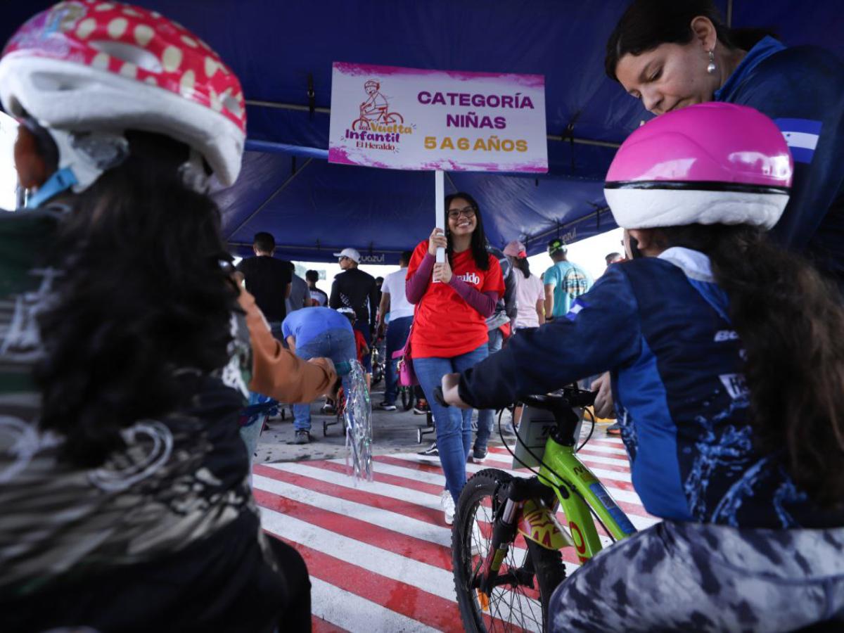 Familias completas dicen presente en la Vuelta Ciclística Infantil de EL HERALDO