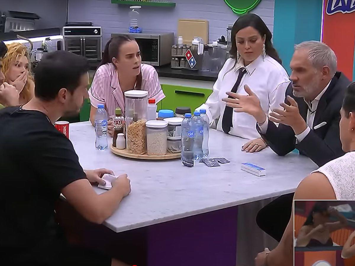 Adrián Marcelo estalla en “La Casa de los Famosos México” y amenaza a Arath de la Torre