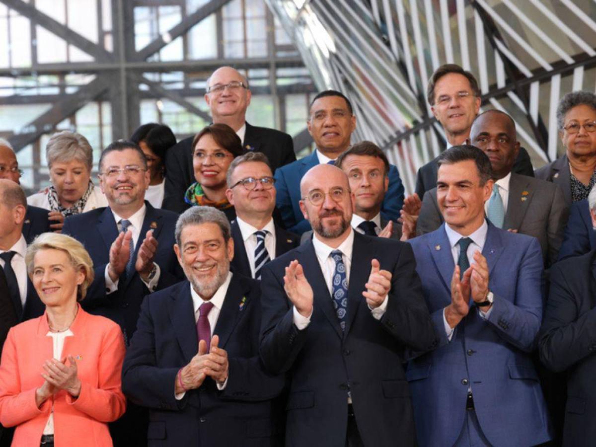 La presidenta Xiomara Castro junto a otros mandatorios de Europa como Pedro Sánchez de España y Emmanuel Macron de Francia.