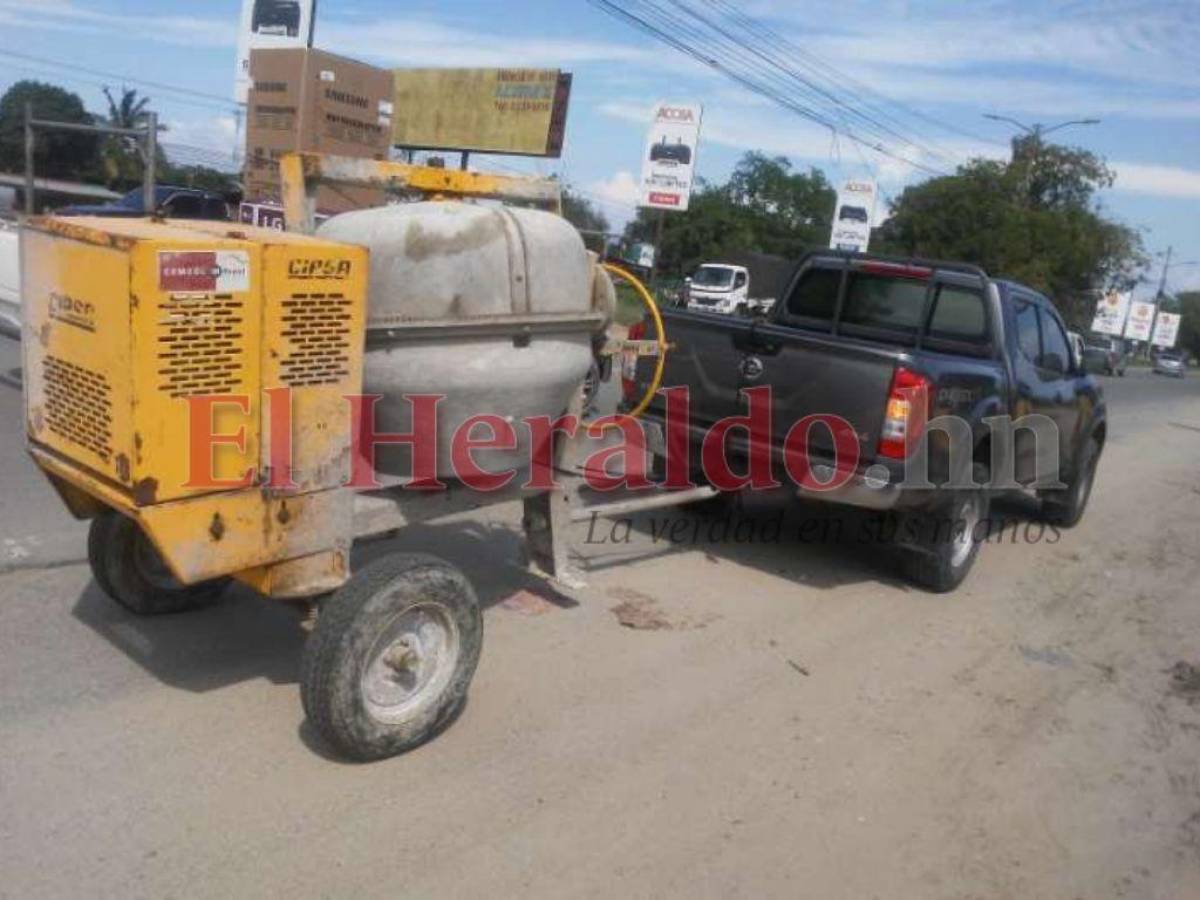 Abuso. Carro del INP asignado a coronel Pacheco Flores llevando equipo para construcción a su casa.