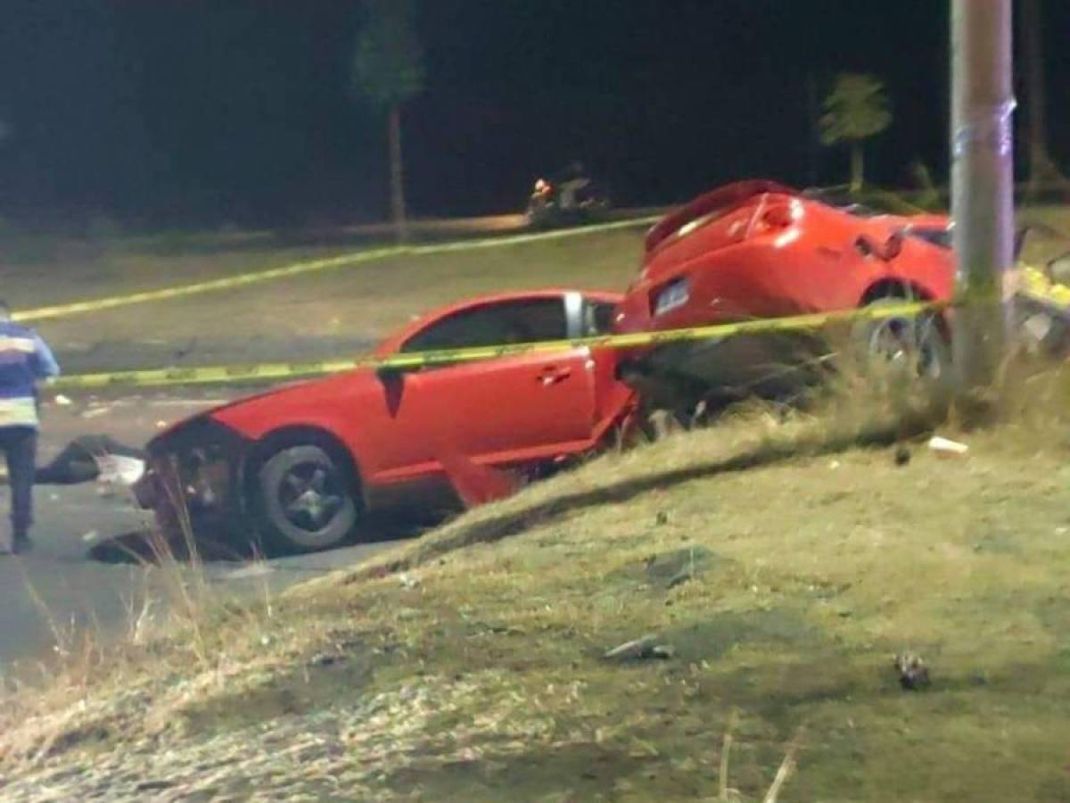 El vehículo se “partió en dos” luego del fuerto impacto a un poste metálico del anillo periférico.