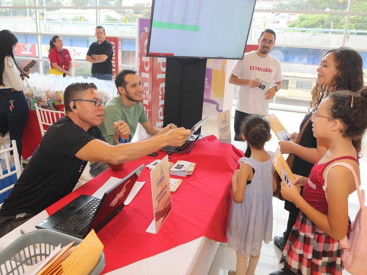 Gran ambiente se vive en la entrega de kits para la Vuelta Ciclística Infantil de El Heraldo