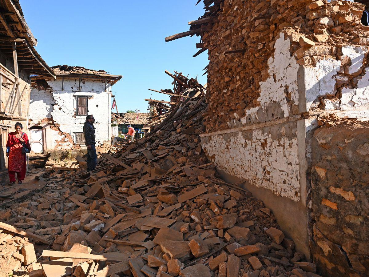 Al menos 143 muertos deja devastador sismo en Nepal