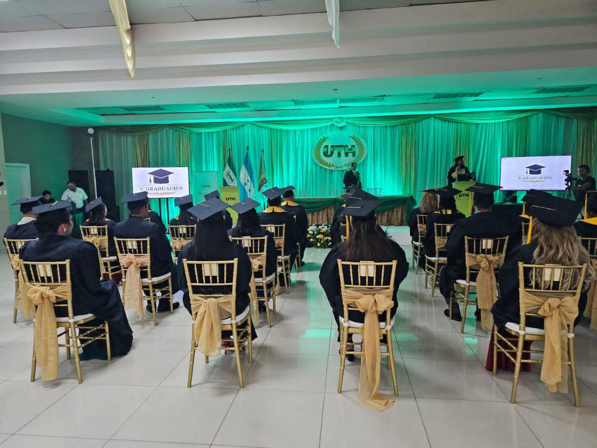 En una emotiva ceremonia se llevó a cabo la graduación de los nuevos profesionales en el campus de Juticalpa de UTH.