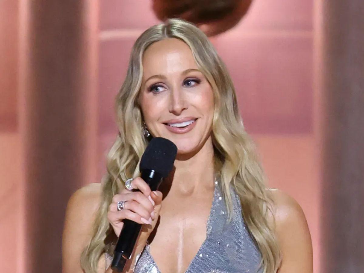 ¿Quién es Nikki Glaser, la comediante señalada de causar incendios en California por chiste en premios?