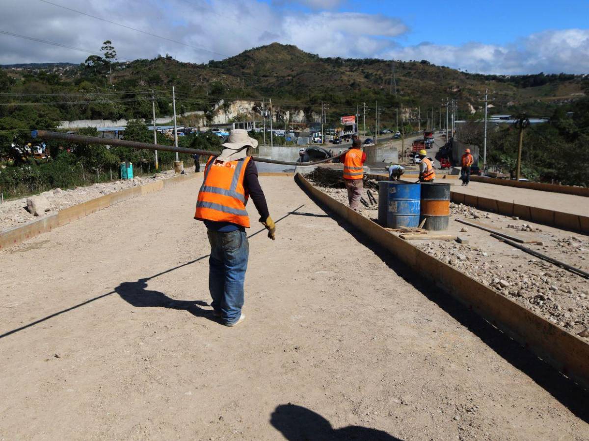 Así avanzan los trabajos de construcción de los puentes aéreos en Mateo