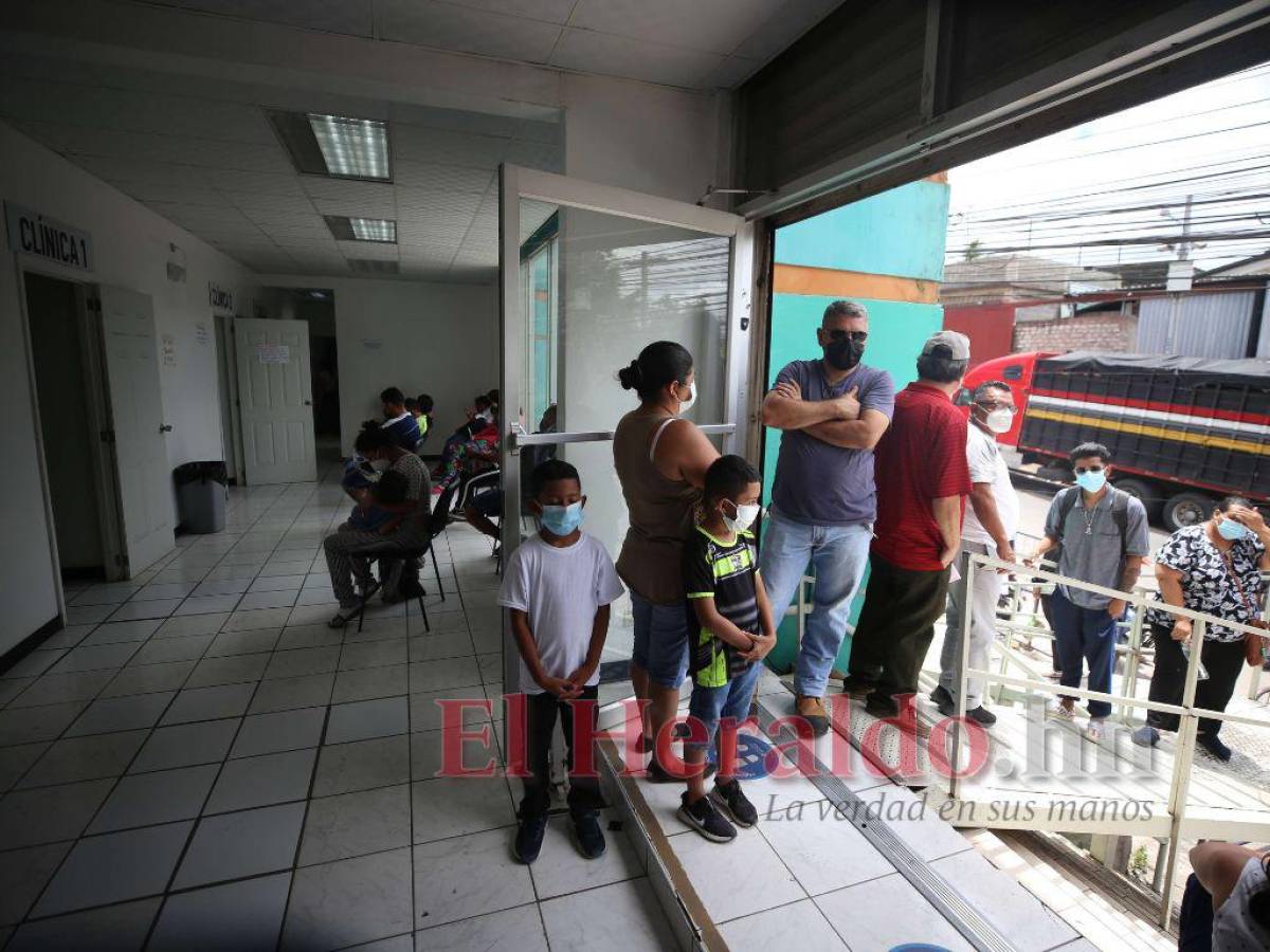 Población hace fila para ser atendida en triaje de la Mayangle.