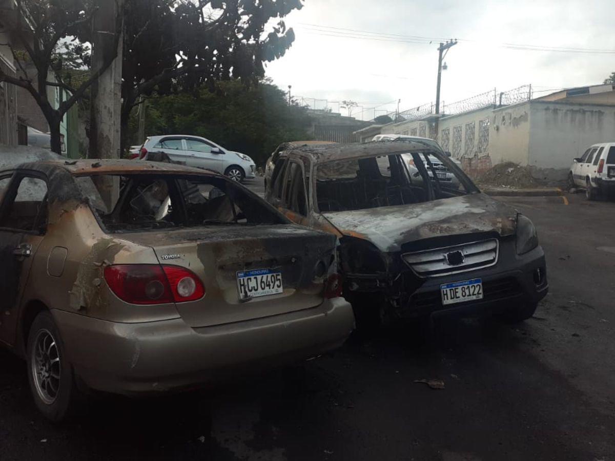 Así quedaron los vehículos que fueron alcanzados por las llamas.