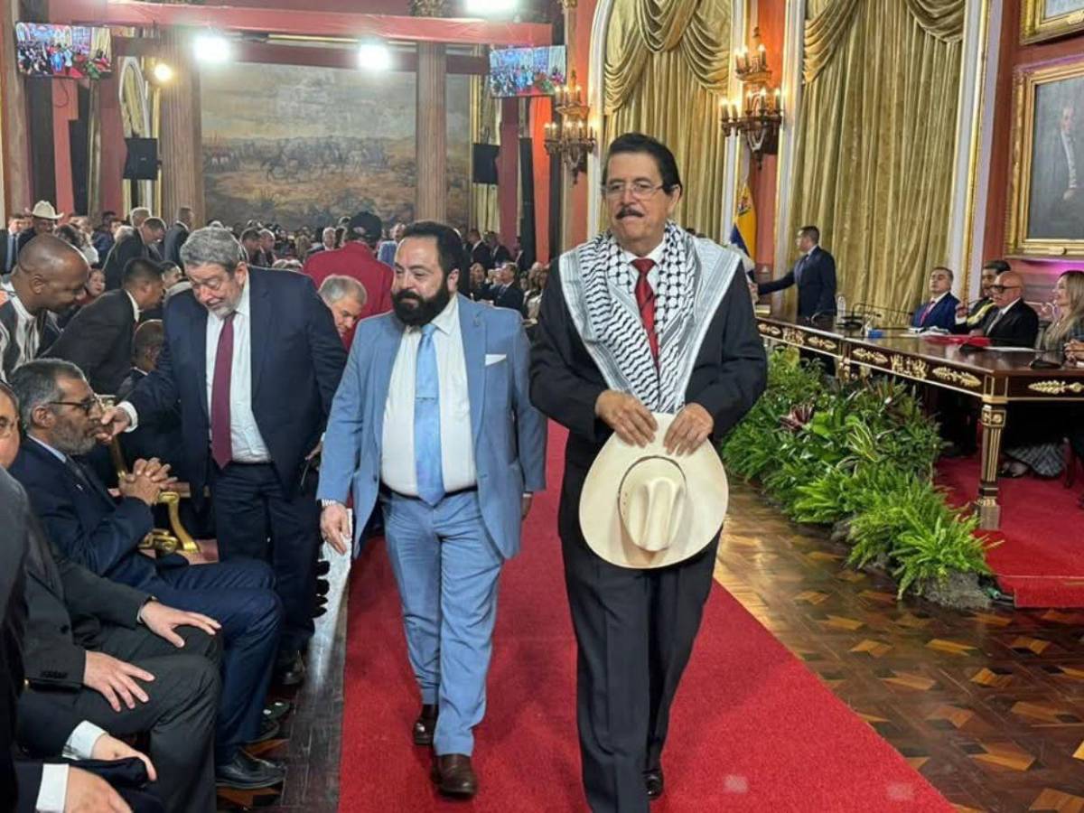 ¿Qué es el kufiya, la prenda que llevaba ‘Mel’ Zelaya en la toma de posesión de Maduro?