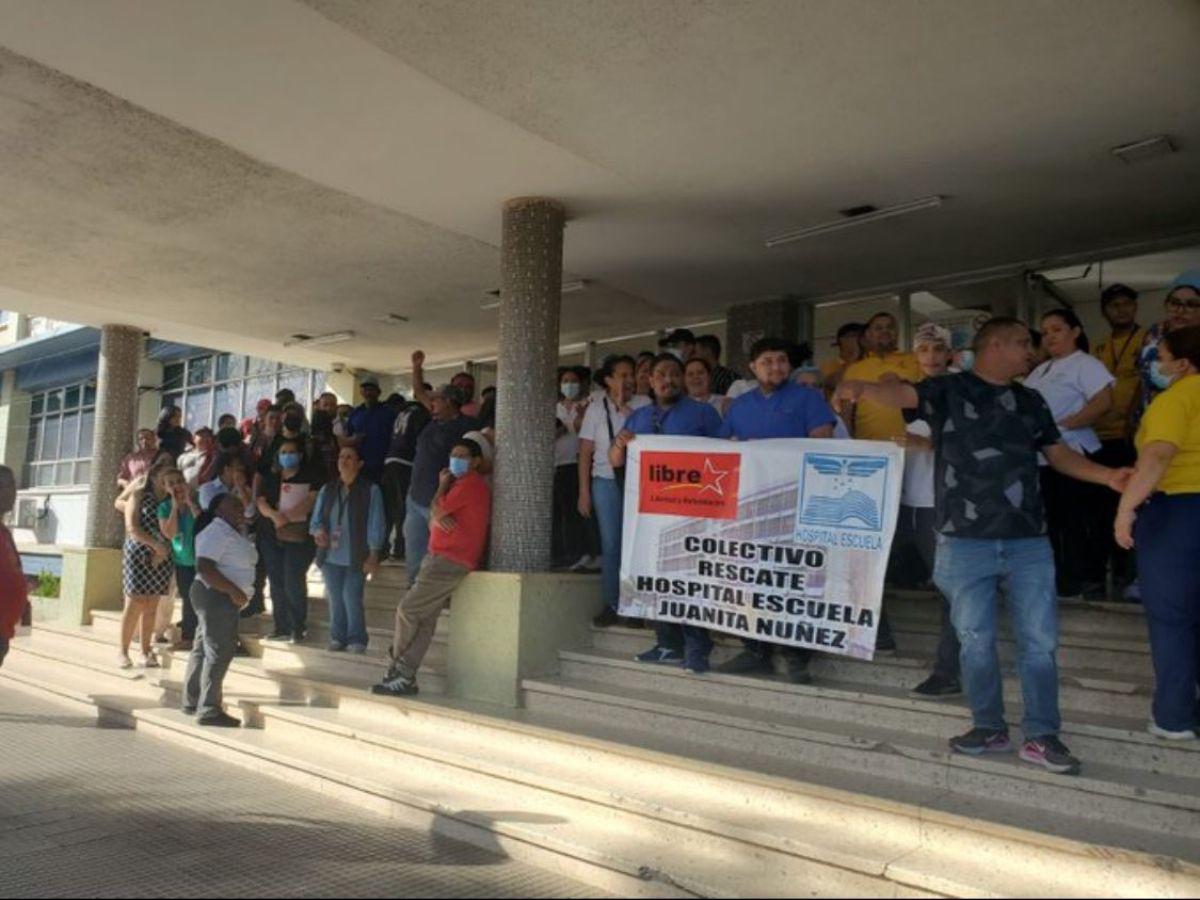 Colectivos de Libre protestan en el Hospital Escuela exigiendo pagos y plazas