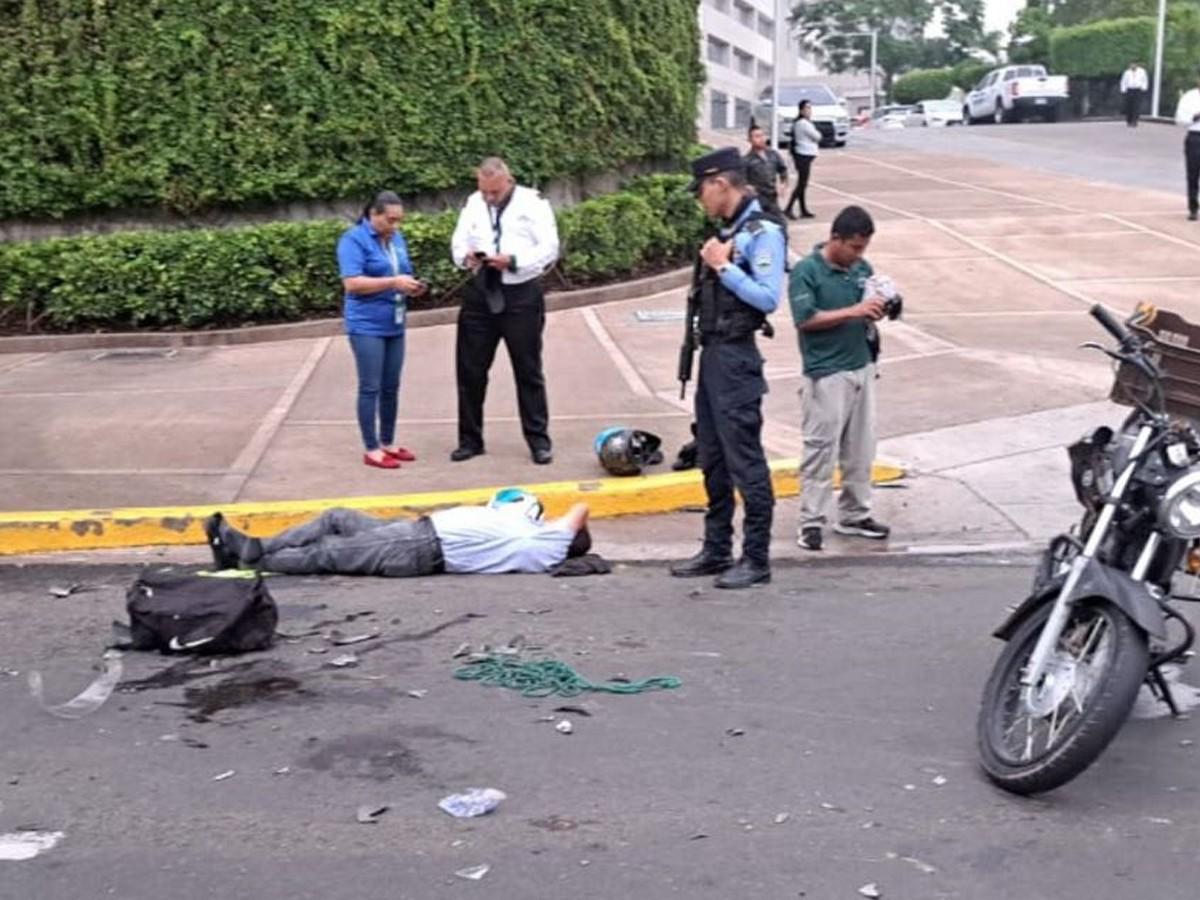 Dos motociclistas heridos tras colisionar frente al CCG en la capital