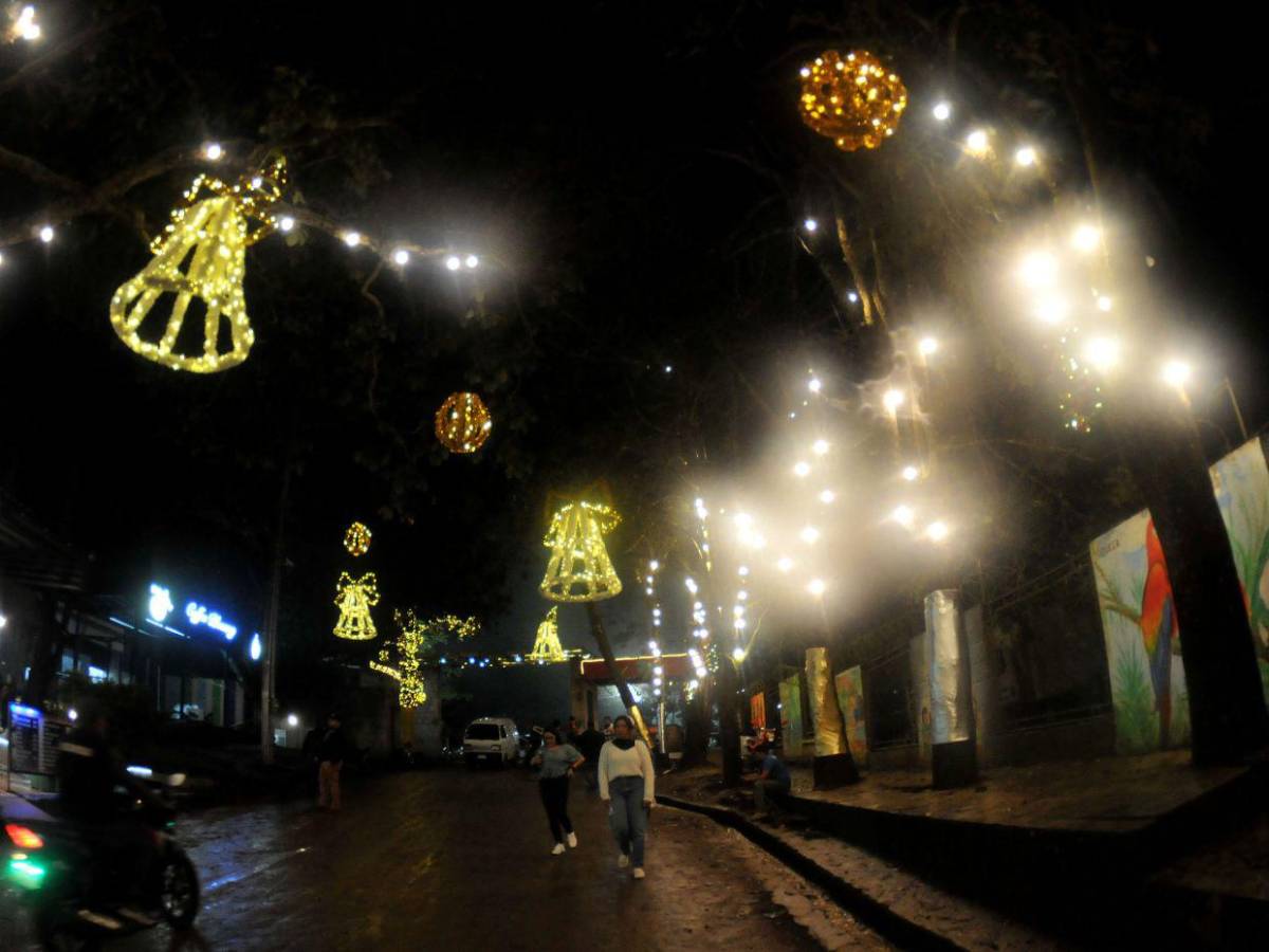 La capital viste sus noches de luces y alegría en la víspera de Navidad