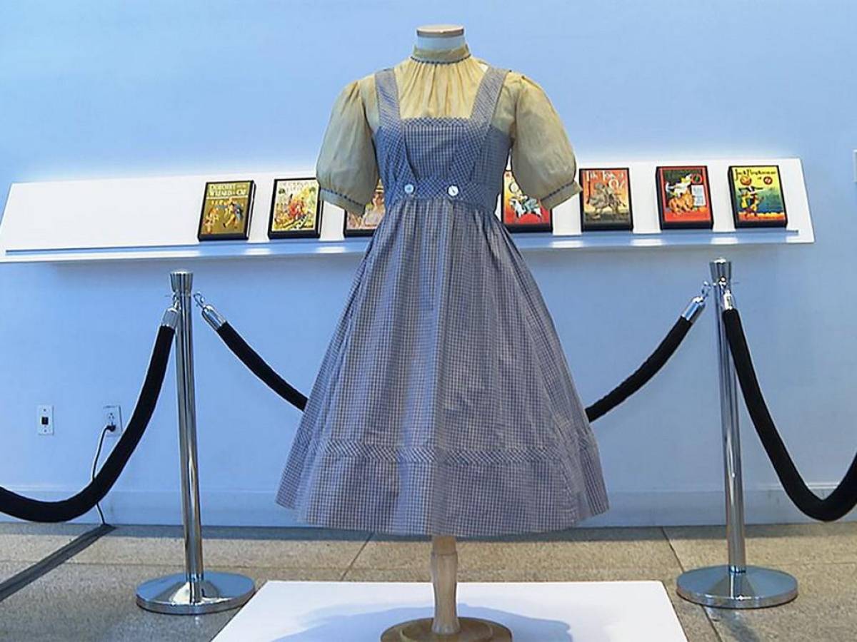 Subastarán icónico vestido de Dorothy, en Mago de Oz, perdido por décadas