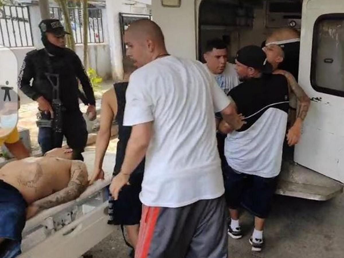 Momento en que los heridos eran ingresados por los mismos reclusos al hospital.