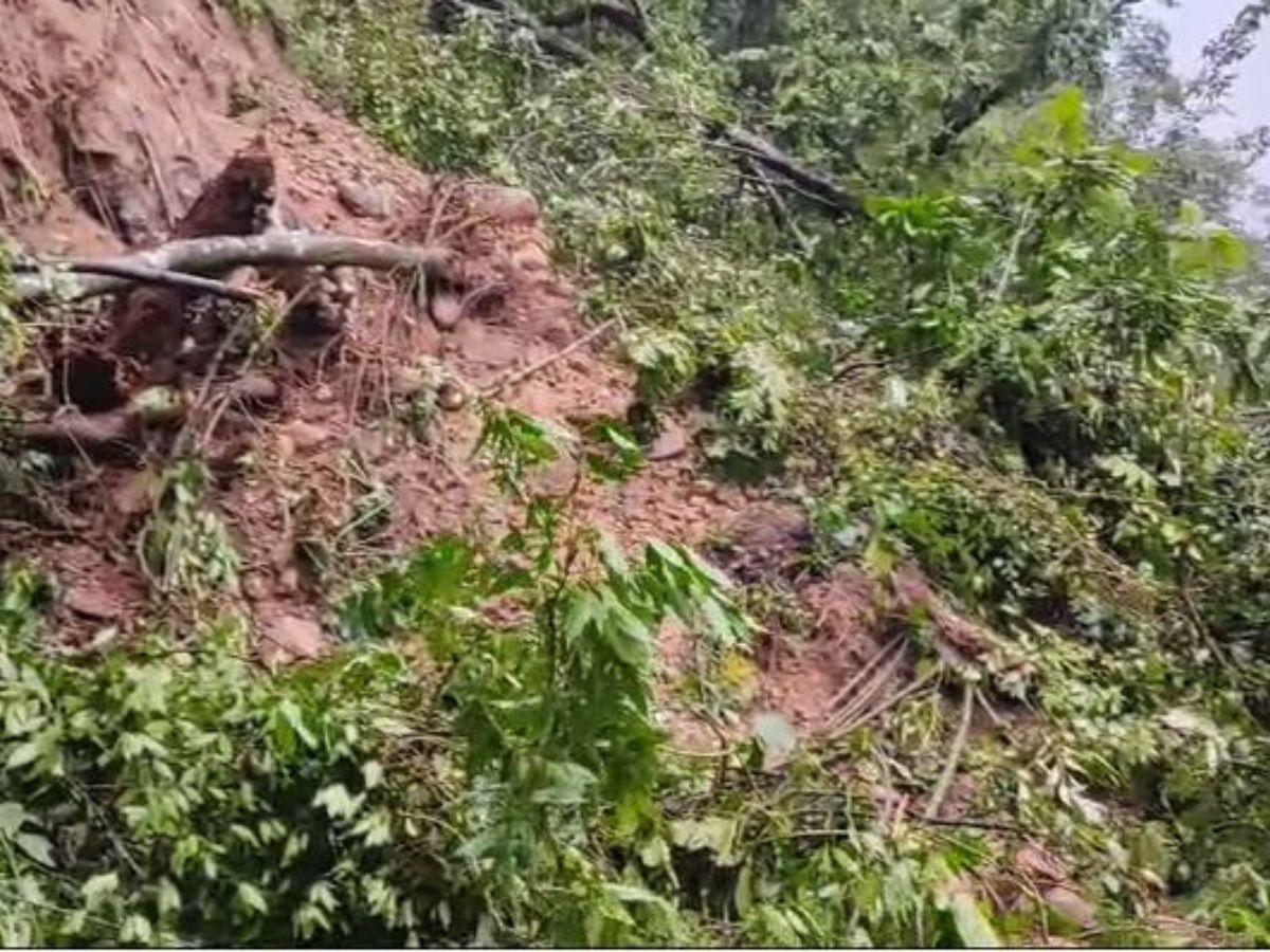 Derrumbe mantiene incomunicadas a 10 aldeas en La Ceiba