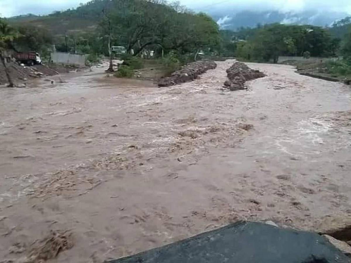 Desbordamientos, zonas incomunicadas y evacuados dejan lluvias en Honduras