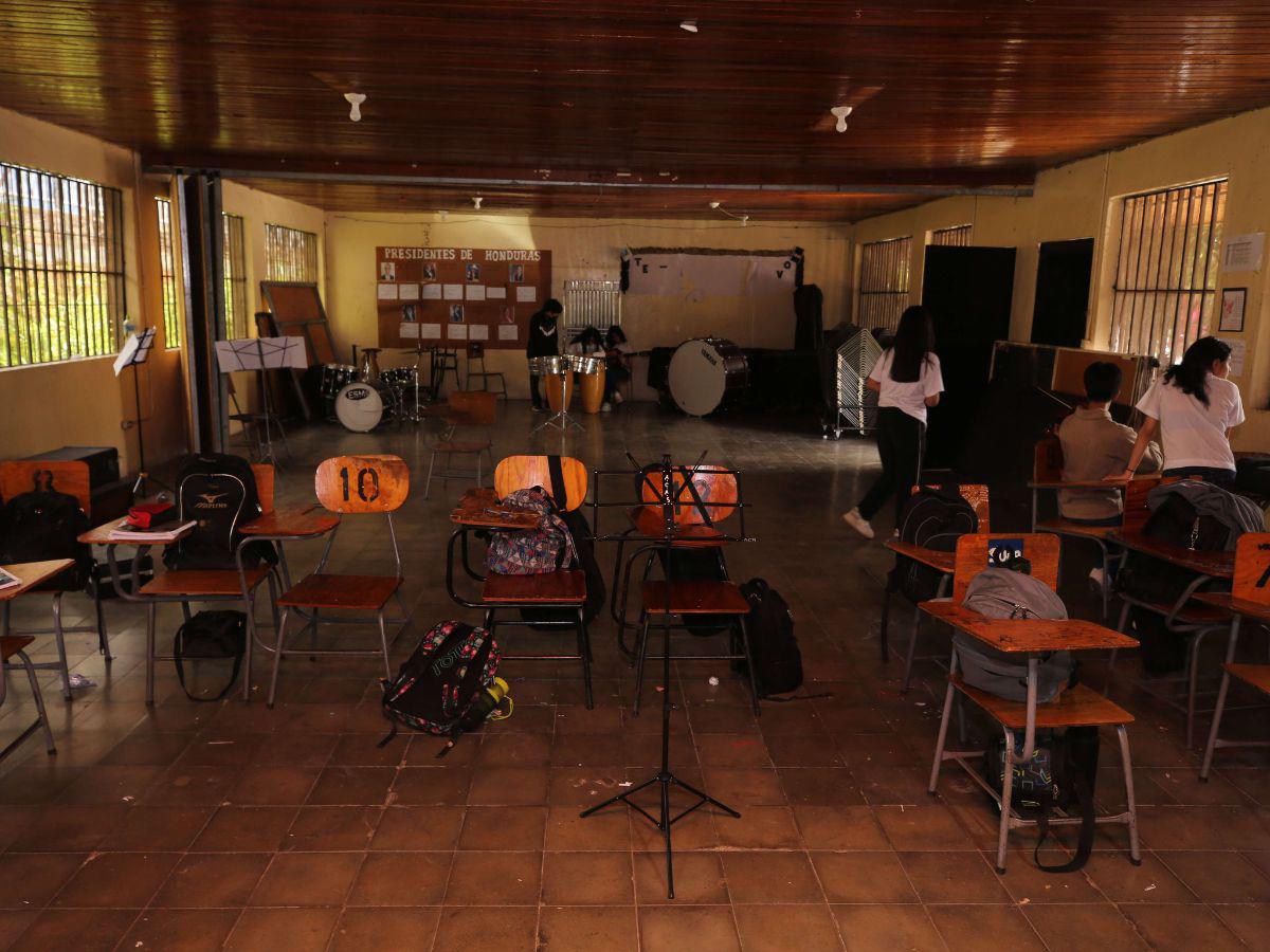 Al entrar a las aulas se pudo constatar que las condiciones de las aulas se encuentran en malas condiciones, sumado a la poca ventilación que tienen para los jóvenes.