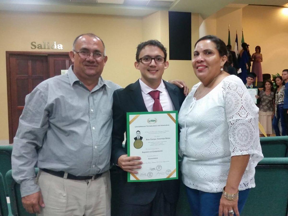 <i>Juan Alvarenga junto a sus padres, Juan Ignacio Alvarenga y Dulce María Rodas, muestra orgulloso su título como Ingeniero en Computación, de la UTH. </i>