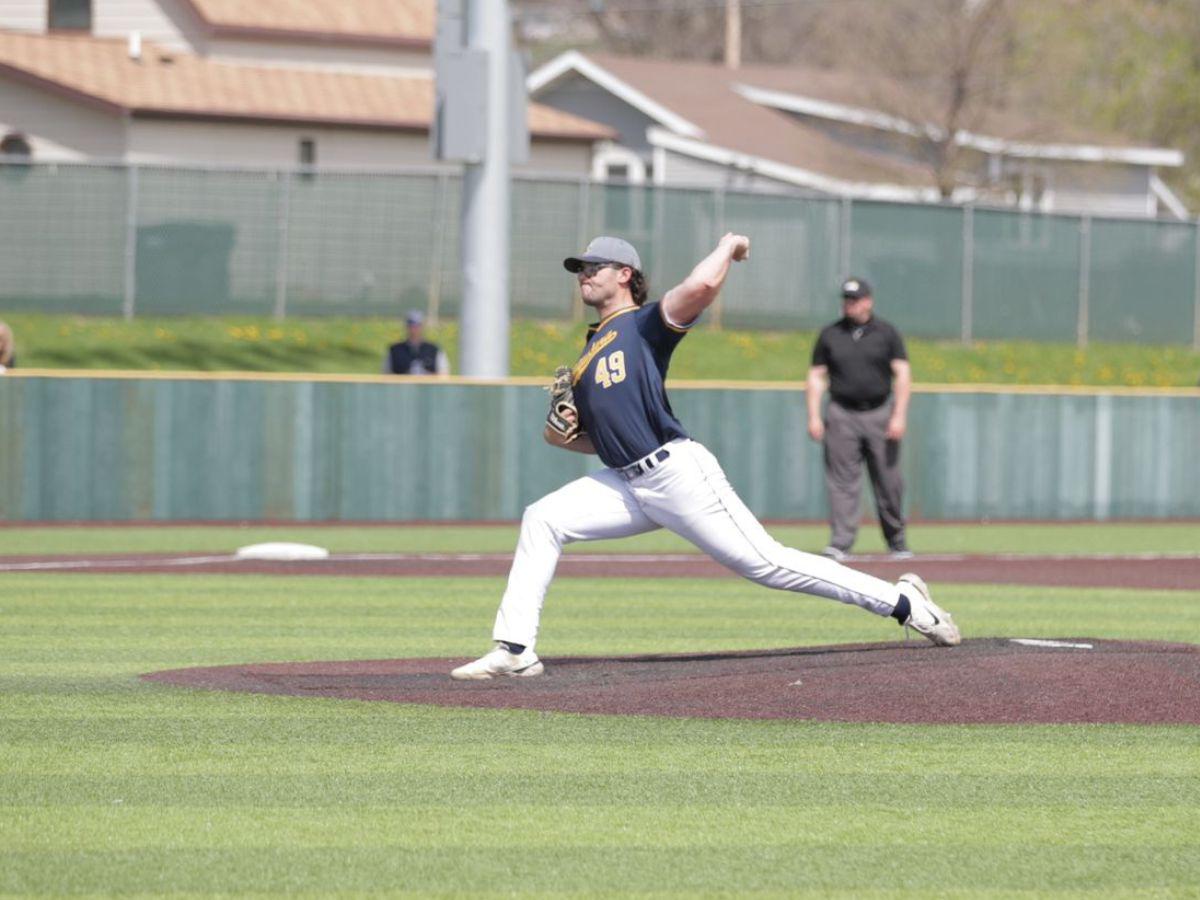 Mariano juega en el Augustana University de Sioux Falls, Dakota del Sur, después de haber participado dos temporadas en South Suburban College.