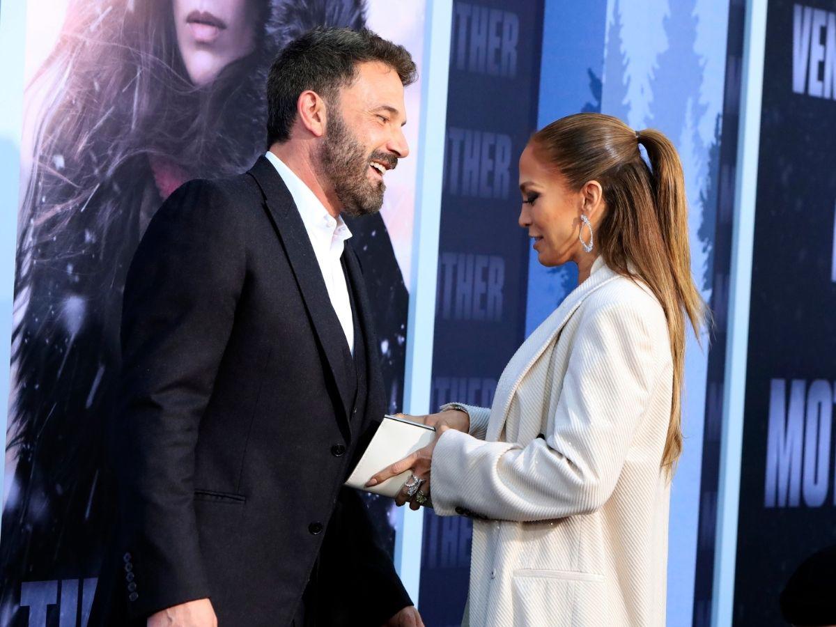 JLo y Ben Affleck son captados “besándose y tomados de la mano”