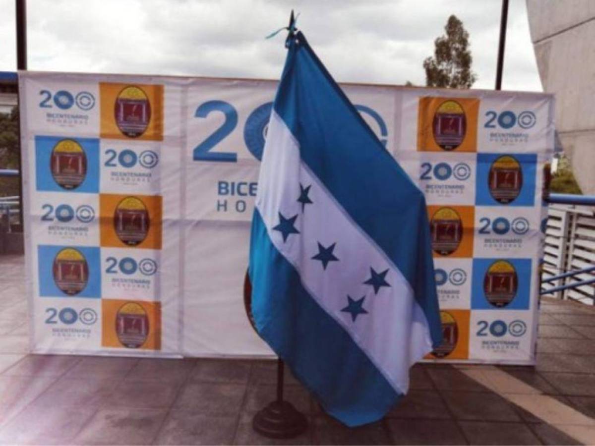 La UNAH usó por primera vez una bandera en tono turquesa para sus actos el septiembre de 2021, dejando claro que utilizaría este tono y lo dejaba sugerido mientras no hubiera un decreto dado con el color ideal.