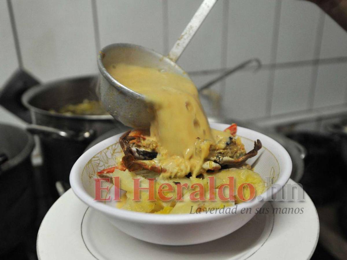 En los comedores, la mayoría de las personas que acuden piden una deliciosa sopa según su gusto.