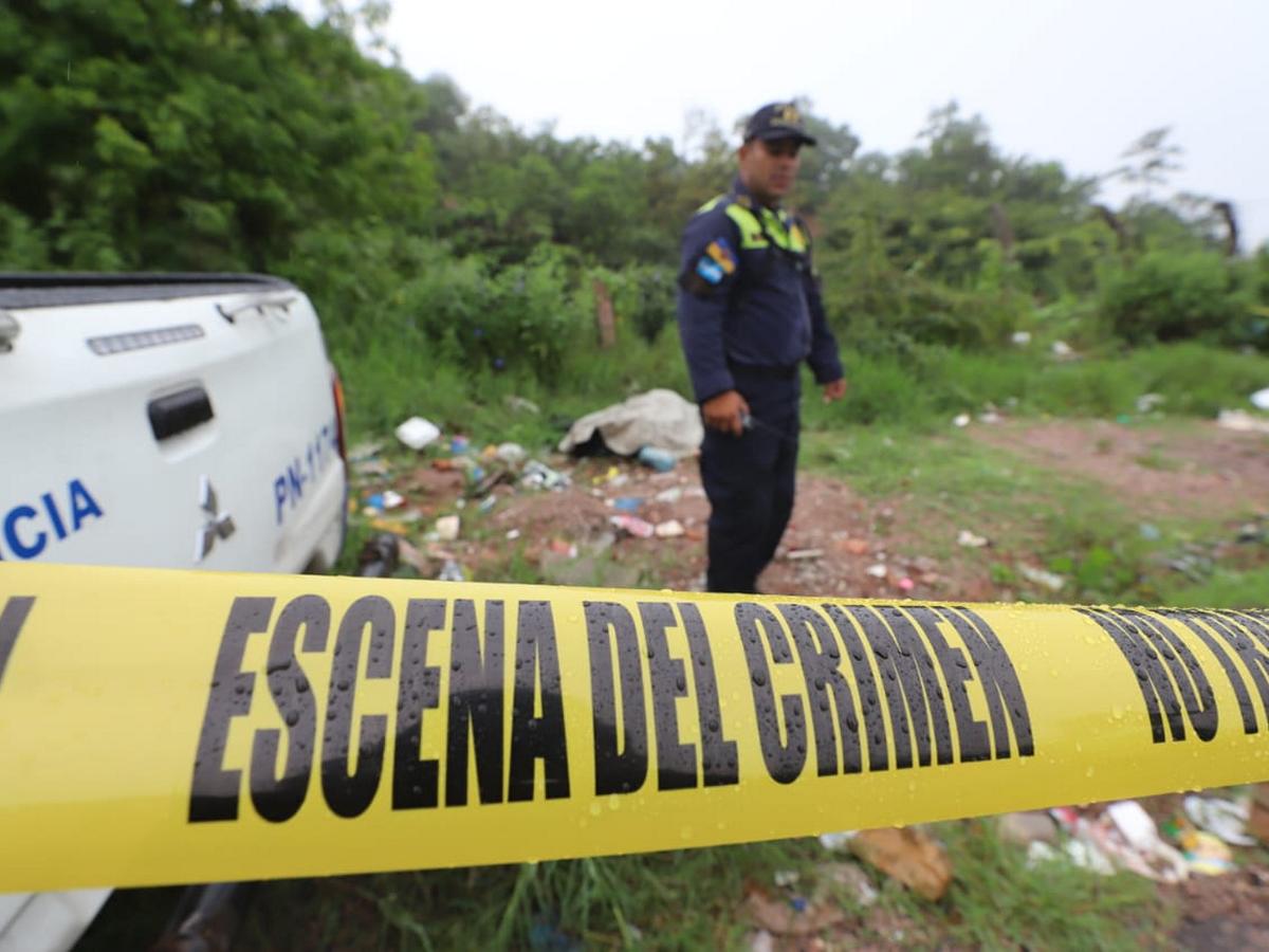 El cadáver fue cubierto con un saco de mezcal que había en el lugar.