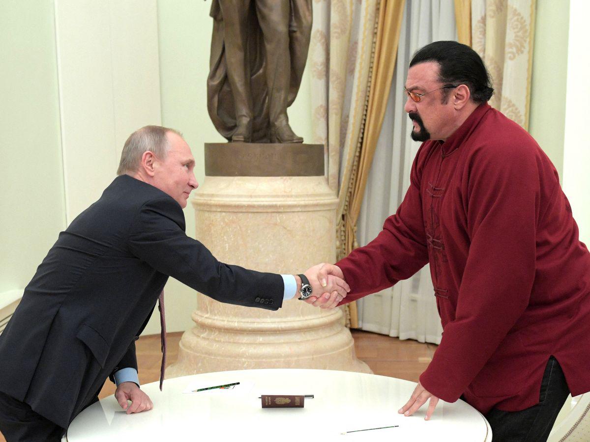 Putin entrega reconocimiento “Orden de la Amistad” al actor Steven Seagal