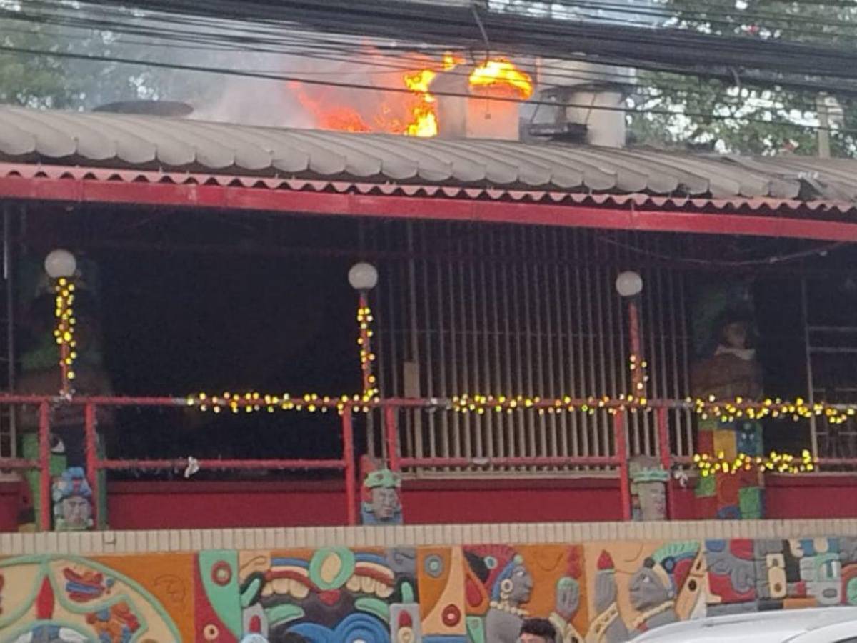 Imágenes del incendio en restaurante emblemático de Tegucigalpa; solo dejó daños materiales