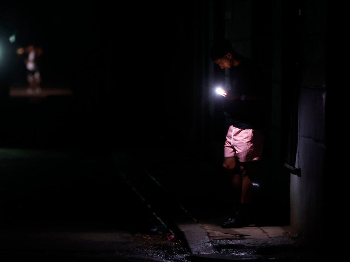 En penumbras pasaron la noche los cubanos por crisis energética