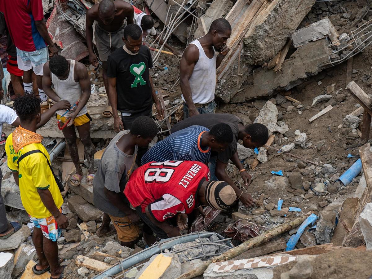 Derrumbe de edificio en Sierra Leona deja decenas de personas atrapadas bajo escombros