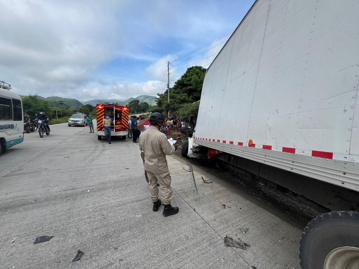 Accidente en Macuelizo deja cuatro heridos, tras choque entre busito y camión